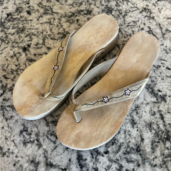 Platform Flip Flops with Embroidered Flowers Tan Women’s Size 10 GUC - Picture 4 of 12